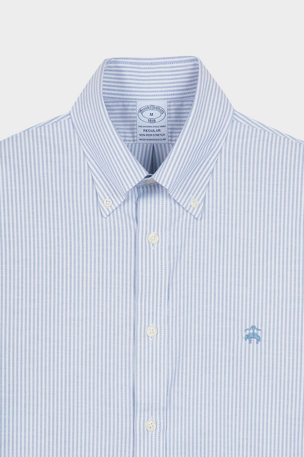 논아이론 옥스포드 캔디 스트라이프 셔츠 (블루) (BBTHMFF302)는 남성용 셔츠로, 봄과 여름에 착용하기 좋습니다. 부드러운 촉감의 면 소재에 논아이론 기능을 더하여 편안함과 관리가 용이합니다. 베이직하고 캐주얼한 스타일로, 레귤러핏에 긴소매 기장이며 차이나칼라 디자인으로 제작되었습니다. 얇은 두께감과 옥스포드 원단, 캔디 스트라이프 패턴이 특징이며, 비즈니스 캐주얼 및 출근룩, 캐주얼, 클래식, 미니멀 스타일 연출에 적합합니다.
