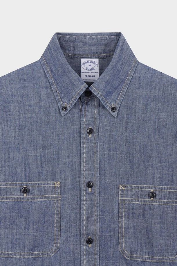 남성용 샴브레이 워크셔츠 (인디고)입니다. 데님 소재의 레귤러핏 긴소매 셔츠로, 봄, 가을에 착용하기 좋습니다. 차이나칼라와 포켓 디테일이 돋보이며, 워크웨어 스타일과 베이직한 디자인으로 캐주얼하고 클래식한 분위기를 연출합니다. 출근룩과 데이트룩에 모두 잘 어울리는 활용도 높은 아이템입니다.
