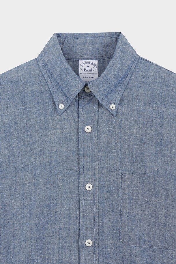 다크인디고 컬러의 코튼 샴브레이 셔츠입니다. 부드러운 촉감의 면 소재로 제작되어 봄, 여름 시즌에 시원하게 착용하기 좋습니다. 루즈핏 크롭 기장으로 캐주얼하면서도 트렌디한 스타일을 연출하며, 데이트룩, 여행룩 등 다양한 TPO에 활용 가능합니다. 베이직한 디자인에 샴브레이 원단의 은은한 질감이 더해져 미니멀, 클래식 스타일을 선호하는 여성분들께 추천합니다. 긴 소매와 카라 디테일로 깔끔한 룩을 완성해보세요.
