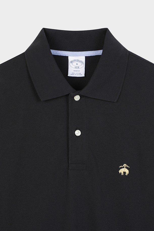 블랙 컬러의 코튼 피케 폴로셔츠(BBNTMFF302)입니다. 부드러운 촉감의 면 소재로 제작되어 봄, 여름, 가을에 착용하기 좋습니다. 레귤러핏과 폴로넥 디자인으로 캐주얼하면서도 클래식한 스타일을 연출합니다. 출근룩이나 비즈니스 캐주얼에 활용하기 좋으며, 무지 디자인으로 다양한 하의와 매치하기 용이합니다. 긴소매 기장의 레귤러 기장 상의입니다.
