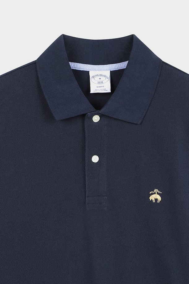 네이비 컬러의 코튼 피케 폴로셔츠(BBNTMFF302)입니다. 부드러운 촉감의 면 소재로 제작되어 봄, 여름 시즌에 편안하게 착용하기 좋습니다. 베이직하고 캐주얼한 스타일로, 레귤러 핏과 긴 소매 기장, 폴로넥 디자인이 특징입니다. 비즈니스 캐주얼 또는 출근룩에 활용하기 좋으며, 캐주얼, 클래식, 미니멀 스타일을 즐기는 분들께 추천합니다. 무지 디자인으로 다양한 하의와 매치하여 폭넓은 스타일을 연출할 수 있습니다.
