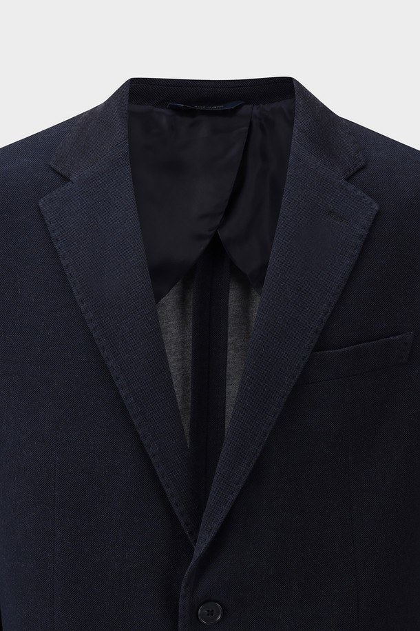 네이비 컬러의 솔리드 니트 재킷(BBJSMFF301)입니다. 부드러운 니트 소재로 제작되어 봄, 가을에 착용하기 좋으며, 레귤러핏과 중간 두께감으로 편안한 착용감을 선사합니다. 베이직하고 클래식한 스타일로, 오피스룩, 비즈니스 캐주얼, 출근룩 등 다양한 TPO에 활용할 수 있습니다. 싱글 버튼 여밈 방식과 긴 소매 기장, 솔리드 디자인으로 미니멀하고 세련된 분위기를 연출합니다.
