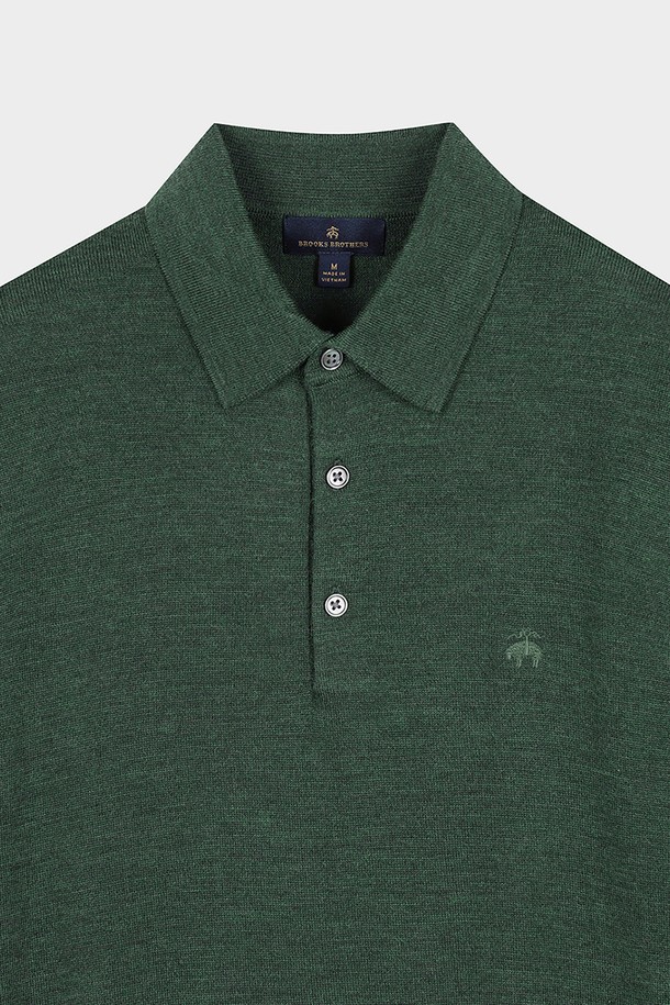 메리노울 로고 폴로 스웨터 (다크그린) (BBWTMNF301)는 부드러운 촉감의 메리노울 소재로 제작된 남성용 긴소매 스웨터입니다. 다크 그린 컬러의 레귤러핏 폴로넥 스타일로, 로고 디테일이 돋보이는 베이직하고 클래식한 디자인입니다. 두께감이 있어 가을, 겨울철에 따뜻하게 착용 가능하며, 출근룩, 비즈니스 캐주얼, 모임룩 등 다양한 TPO에 활용할 수 있습니다. 미니멀하고 캐주얼한 스타일을 연출하기에 좋은 아이템입니다.
