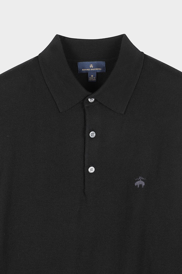 메리노울 소재의 고급스러운 로고 폴로 스웨터입니다. 블랙 컬러에 레귤러 핏으로 제작되어 베이직하면서도 클래식한 스타일을 연출합니다. 부드러운 촉감의 메리노울 소재, 긴 소매와 두꺼운 두께감으로 가을, 겨울 시즌에 따뜻하게 착용할 수 있습니다. 폴로넥 디자인이 특징이며, 출근룩, 모임룩, 비즈니스 캐주얼에 활용하기 좋습니다. 클래식, 미니멀, 캐주얼 스타일을 즐기는 분들께 추천합니다.
