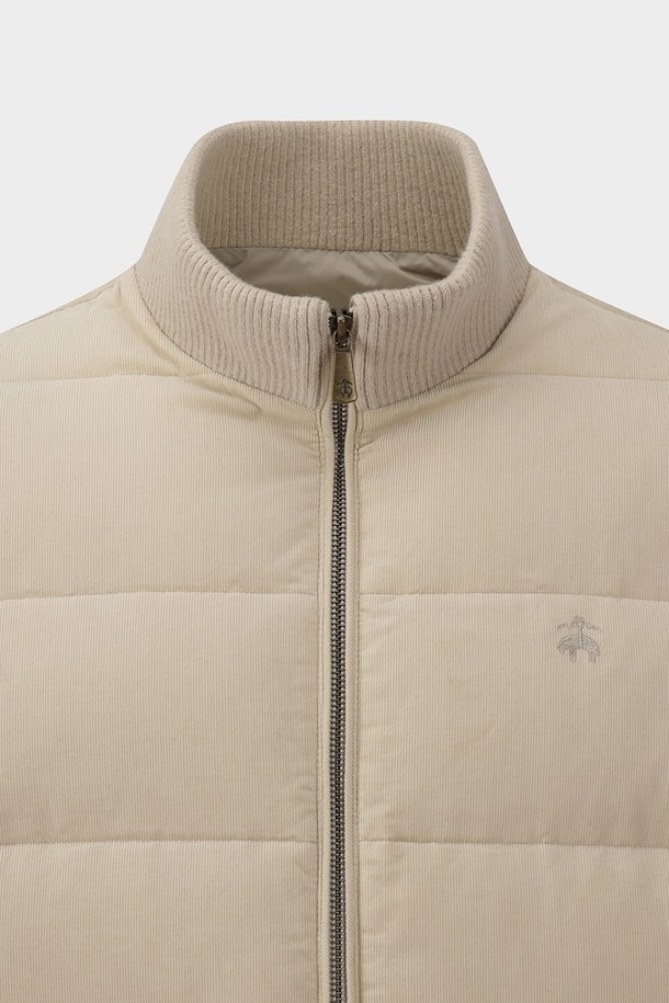 아이보리 컬러의 하이브리드 니트점퍼 (BBOPMBF403)입니다. 여성 의류로, 가을과 겨울에 따뜻하게 착용하기 좋습니다. 하이넥 디자인과 패딩 디테일이 돋보이며, 부드러운 니트 소재로 제작되어 편안한 촉감을 선사합니다. 집업 스타일의 레귤러핏 크롭 기장으로, 베이직하면서도 캐주얼한 스타일을 연출합니다. 출근룩, 미니멀, 클래식 스타일을 선호하는 분들께 추천합니다.
