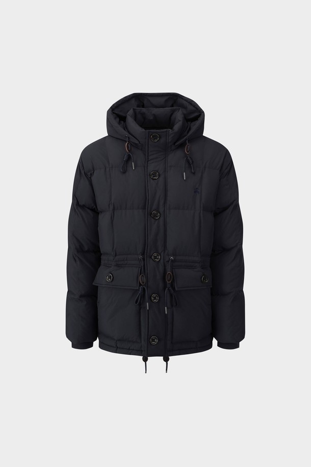 다크네이비 컬러의 카라코람 다운점퍼 (BBOPMBF405)는 겨울철 일상과 출근룩에 적합한 남성용 아우터입니다. 캐주얼하고 미니멀한 스타일의 무지 디자인으로, 오버핏 실루엣과 두꺼운 두께감으로 보온성을 높였습니다. 숏패딩 스타일의 이 점퍼는 버튼과 지퍼로 여밀 수 있으며, 후드와 포켓 디테일을 갖추어 실용성을 더했습니다. 방수 기능과 부드러운 촉감의 나일론 소재를 사용하여 편안한 착용감을 제공하며, 긴 소매 기장과 패딩 안감으로 따뜻함을 유지합니다.
