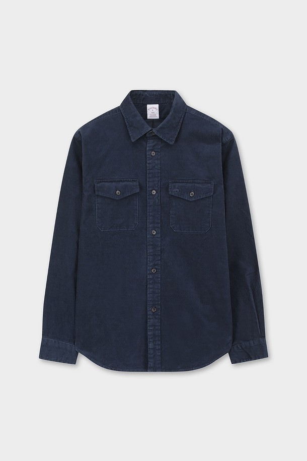 15W 코듀로이 셔츠 재킷 (네이비) (BBTHMNF401)은 가을, 겨울 시즌에 어울리는 여성용 셔츠 재킷입니다. 부드러운 촉감의 두꺼운 코듀로이 소재로 제작되었으며, 레귤러핏에 셔츠형 디자인으로 캐주얼, 베이직, 클래식, 미니멀 스타일을 모두 소화할 수 있습니다. 네이비 컬러에 무지 패턴으로 어떤 옷에도 쉽게 매치할 수 있으며, 크롭 기장과 버튼 여밈 방식, 긴 소매, 포켓 디테일이 특징입니다. 출근룩이나 모임룩으로 활용하기 좋으며, 다양한 스타일을 연출할 수 있습니다.
