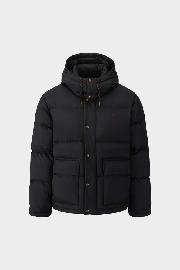 "베이직 다운점퍼 (블랙) (BBOPMBF404)"는 겨울철 보온성을 책임지는 필수 아이템입니다. 넉넉한 오버핏과 두꺼운 두께감으로 한겨울 추위에도 끄떡없는 방풍 기능을 제공합니다. 후드 디자인과 집업 여밈 방식으로 편안하게 착용 가능하며, 무지 디자인으로 어떤 스타일에도 매치하기 용이합니다. 나일론과 폴리에스테르 혼방 소재로 제작되어 부드러운 촉감을 선사하며, 숏패딩 스타일로 트렌디함까지 더했습니다. 일상 속 캐주얼룩과 미니멀한 스타일을 즐겨 입는 분들께 추천합니다.
