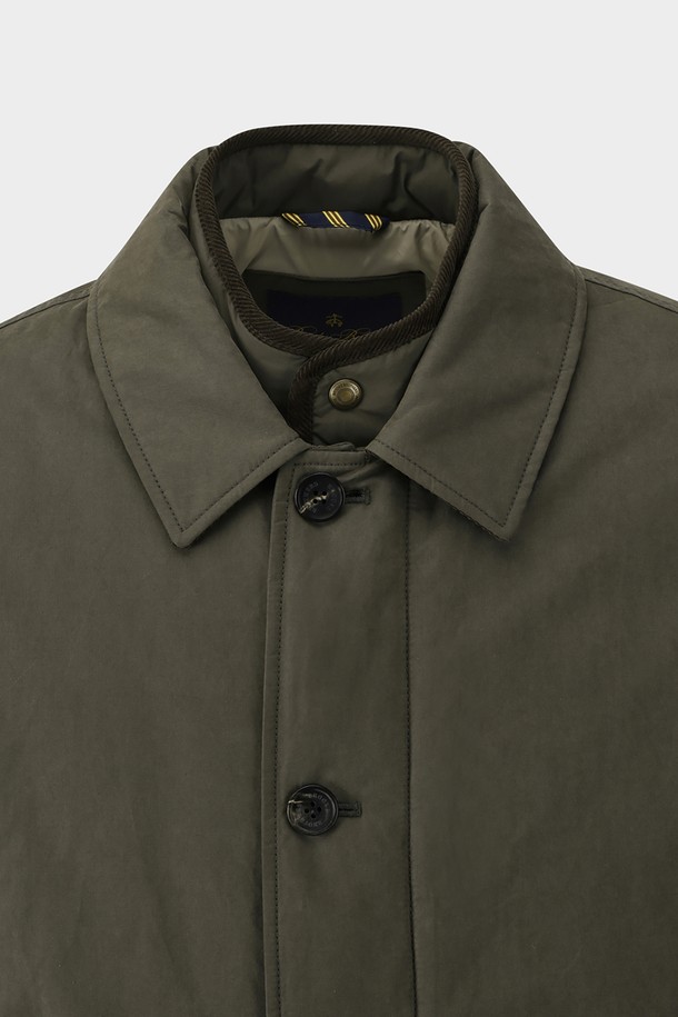 세련된 남성 겨울 스타일을 완성하는 디테처블 다운 코트입니다. 카키 색상으로 출시되어, 베이직하고 미니멀한 디자인을 선호하는 남성분들께 적합합니다. 넉넉한 레귤러핏과 부드러운 나일론 소재, 두꺼운 두께감으로 따뜻하고 편안한 착용감을 제공합니다. 출근룩에 완벽하게 어울리며, 탈부착 가능한 디자인으로 다양한 연출이 가능합니다. 긴 소매와 버튼 여밈 방식이 특징이며, 미니멀, 클래식, 캐주얼 스타일을 모두 소화할 수 있습니다.
