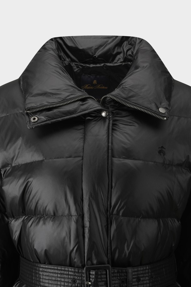 [여성] 벨티드 다운코트 (블랙)는 겨울철 출근룩과 모임룩에 모두 어울리는 베이직하고 클래식한 스타일의 롱 기장 다운 코트입니다. 부드러운 나일론 소재와 두꺼운 두께감으로 보온성과 방풍 기능을 갖춰 추운 날씨에도 따뜻하게 착용할 수 있습니다. 허리 벨티드 디테일이 여성스러운 실루엣을 연출하며, 긴 소매와 버튼 여밈 방식으로 디자인되었습니다. 안감은 패딩 처리되었으며, 퍼 카라가 고급스러움을 더합니다. 미니멀한 디자인으로 다양한 룩에 매치하기 용이합니다.
