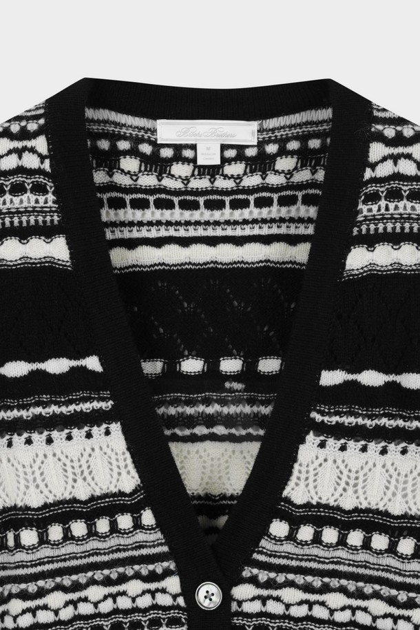 [여성] 울 멀티 스티치 가디건 (멀티) (BBWCWFF401)은 겨울과 가을에 어울리는 여성용 가디건입니다. 블랙과 화이트 색상으로 출시되었으며, 클래식한 스타일을 연출하기 좋습니다. 부드러운 촉감의 울 소재와 두꺼운 두께감으로 따뜻하게 착용할 수 있으며, 레귤러핏과 V넥 디자인으로 편안함을 더했습니다. 멀티 스티치 디테일과 노르딕, 기하학 패턴이 돋보이며, 데이트룩, 모임룩, 출근룩 등 다양한 TPO에 활용 가능합니다.
