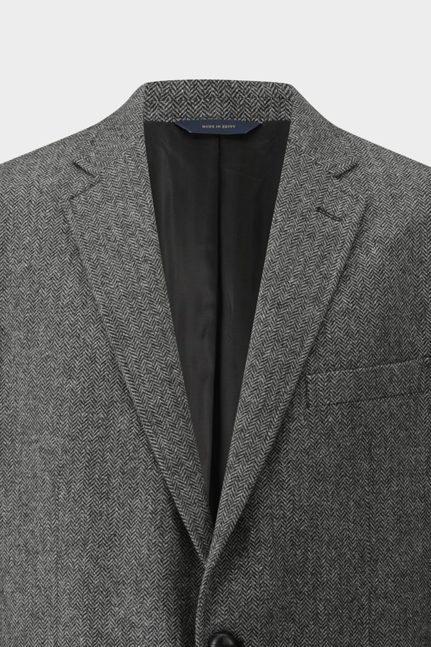 세련된 남성미를 선사하는 울 트위드 헤링본 재킷 (그레이) (BBJSMFF402)입니다. 가을, 겨울 시즌에 어울리는 두꺼운 두께감의 울, 트위드 소재로 제작되어 뻣뻣한 촉감이 특징입니다. 클래식하고 포멀한 디자인으로 오피스룩, 비즈니스 캐주얼, 모임룩 등 다양한 TPO에 활용 가능합니다. 레귤러핏, 테일러드 코트 타입의 싱글 버튼 재킷으로, 헤링본 패턴이 은은하게 멋을 더합니다. 긴 소매 기장의 레귤러 기장으로, 클래식하고 미니멀한 스타일을 연출하기 좋습니다.
