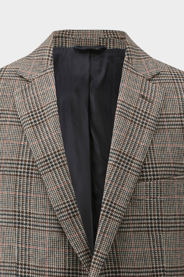 베이지 컬러의 울 트위드 체크 재킷 (BBJSMFF401)입니다. 가을, 겨울 시즌에 어울리는 두꺼운 두께감의 재킷으로, 클래식하고 미니멀한 스타일을 연출합니다. 울과 트위드 소재의 조화로 뻣뻣한 촉감이 특징이며, 싱글 버튼 여밈과 테일러드 코트 타입으로 포멀한 분위기를 더합니다. 오피스룩, 출근룩, 모임룩 등 다양한 TPO에 활용 가능하며, 긴 소매 기장과 레귤러 핏으로 제작되었습니다.
