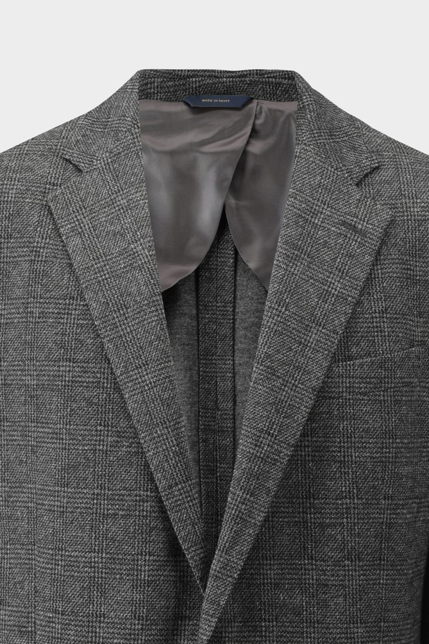 베이직하고 클래식한 디자인의 남성 솔리드 니트 재킷입니다. 부드러운 촉감의 니트 소재로 제작되어 봄, 가을 간절기에 활용하기 좋으며, 일상생활에서 편안하게 착용할 수 있습니다. 레귤러핏에 싱글 버튼 여밈 방식으로 깔끔한 실루엣을 연출하며, 출근룩, 비즈니스 캐주얼, 모임룩 등 다양한 TPO에 활용 가능합니다. 미니멀하고 캐주얼한 스타일을 즐기는 남성에게 적합하며, 무지 디자인으로 어떤 옷에도 쉽게 매치할 수 있습니다.
