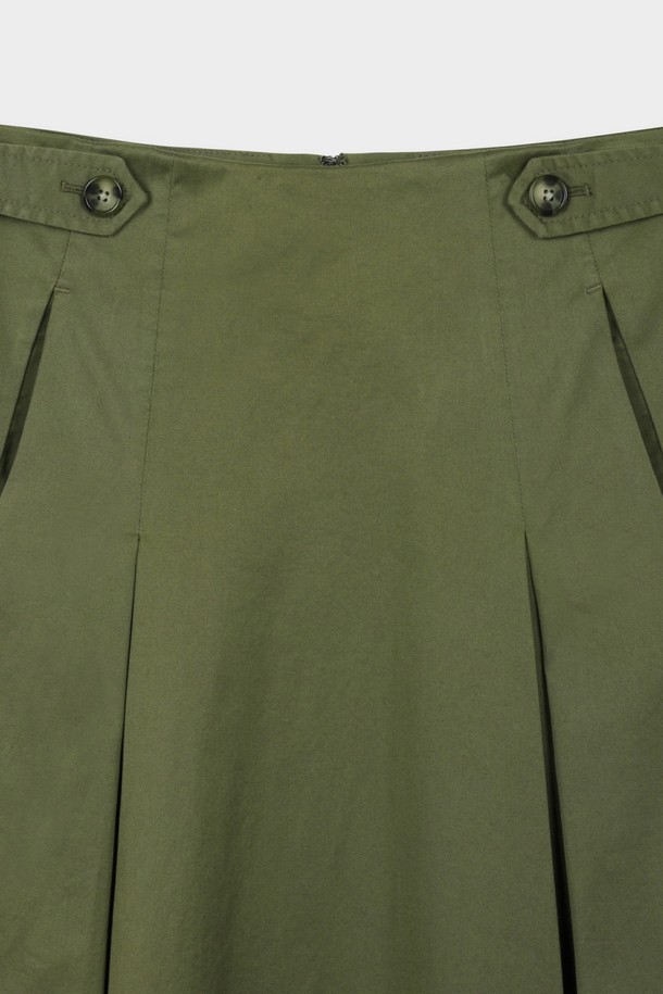 싱그러운 올리브 컬러가 돋보이는 [여성] 코튼 트윌 스커트입니다. 부드러운 촉감의 면 소재로 제작되어 봄, 여름, 가을 시즌에 편안하게 착용하기 좋습니다. 미니 기장의 플리츠 디자인과 레귤러 핏으로 베이직하면서도 캐주얼한 스타일을 연출합니다. 버튼 디테일이 포인트로 더해져 데이트룩이나 봄 소풍룩에 세련됨을 더해줍니다. 미니멀, 캐주얼, 클래식 등 다양한 스타일을 소화할 수 있는 활용도 높은 아이템입니다.
