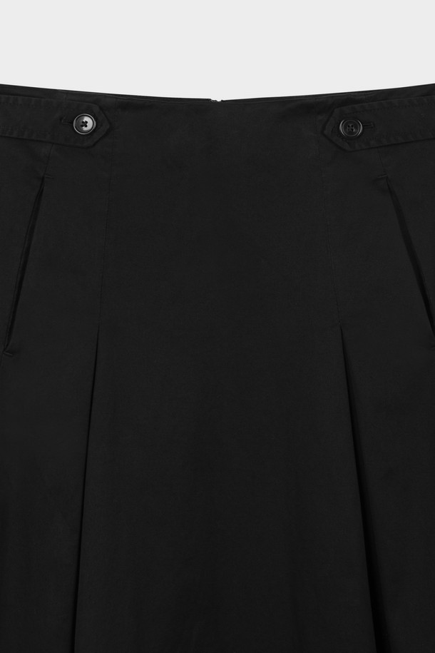 [여성] 코튼 트윌 스커트 (블랙)는 베이직하고 미니멀한 스타일의 A라인 스커트입니다. 봄, 여름, 가을 계절에 착용하기 좋으며, 일상, 출근룩, 모임룩 등 다양한 TPO에 활용 가능합니다. 얇고 뻣뻣한 코튼 트윌 소재로 제작되어 시원하고 깔끔한 실루엣을 연출합니다. 플리츠 디자인과 레귤러핏으로 편안하면서도 세련된 분위기를 더합니다. 무지 패턴의 블랙 컬러로 미니멀, 클래식, 캐주얼 등 어떤 스타일에도 매치하기 용이합니다.
