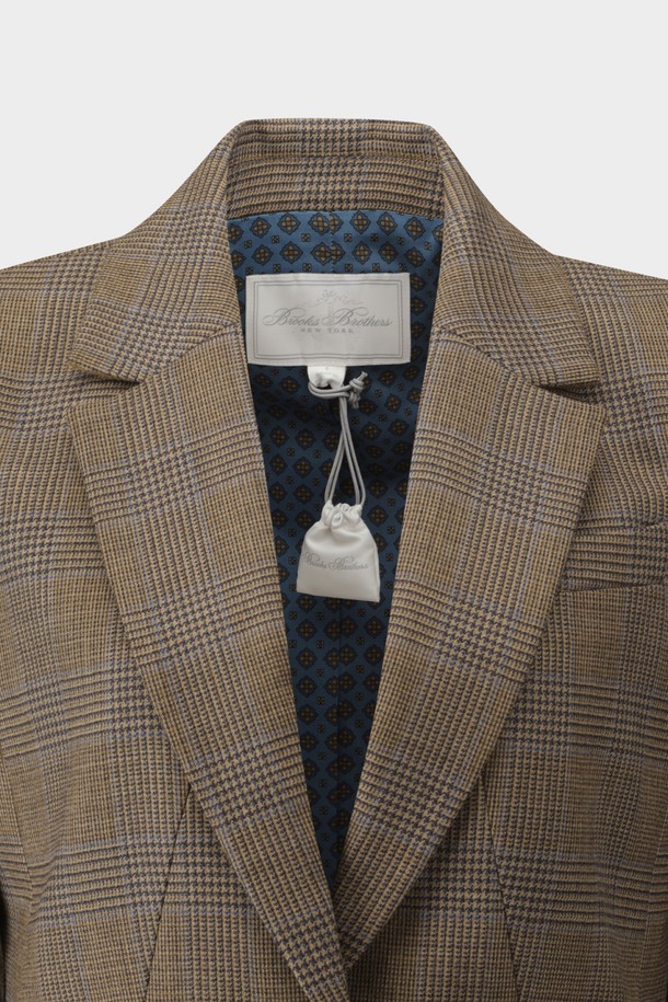 세련된 무드를 연출하는 여성 울 체크 재킷입니다. 클래식하고 미니멀한 스타일을 추구하는 분들께 추천하며, 가을, 겨울 시즌 오피스룩, 출근룩, 모임룩에 활용하기 좋습니다. 베이지 컬러의 체크 패턴이 고급스러운 분위기를 더하며, 두꺼운 울 소재로 따뜻하게 착용할 수 있습니다. 크롭 기장과 싱글 버튼 여밈, 테일러드 칼라와 포켓 디테일이 특징이며 레귤러핏으로 편안하게 착용 가능합니다. 긴 소매 기장으로 간결하면서도 세련된 스타일을 완성해 보세요.
