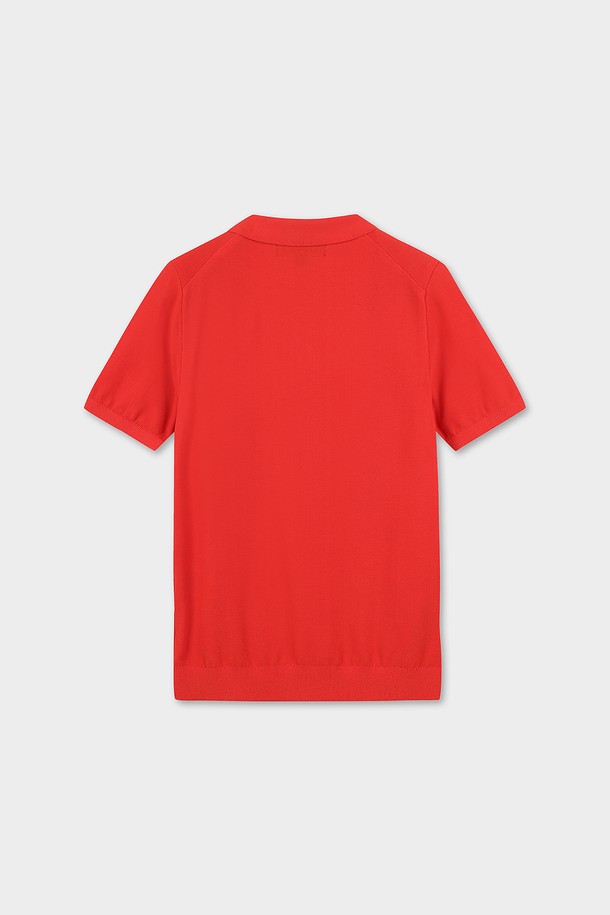 [여성] 코튼 폴로 반팔 스웨터 (레드) (BBWTWB202ADFM)는 부드러운 면 소재로 제작되어 시원하고 편안한 착용감을 선사합니다. 레귤러 핏과 반소매 디자인으로, 베이직하면서도 캐주얼한 스타일을 연출하며, 봄, 여름 시즌에 활용하기 좋습니다. 왼쪽 가슴에는 로고 자수 디테일이 포인트로 들어가 있으며, 신축성 있는 소재로 활동성을 높였습니다. 데이트룩, 카페룩, 봄 소풍룩 등 다양한 TPO에 맞춰 클래식, 미니멀한 스타일을 완성해보세요. 폴로넥 디자인이 세련된 분위기를 더하는 레귤러 기장의 여성 폴로 스웨터입니다.
