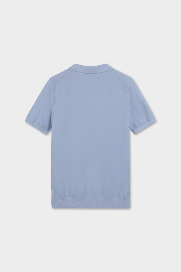 [여성] 코튼 폴로 반팔 스웨터 (블루)는 부드러운 면 소재로 제작되어 편안한 착용감을 선사합니다. 베이직하고 클래식한 스타일로, 데이트룩이나 카페룩에 잘 어울립니다. 레귤러 핏의 반소매 디자인이며, 왼쪽 가슴에는 시그니처 로고 자수 디테일이 돋보입니다. 신축성 있는 소재로 활동성을 높였으며, 얇은 두께감으로 봄, 여름 시즌에 시원하게 입을 수 있습니다. 미니멀하고 캐주얼한 스타일을 즐기는 여성에게 추천합니다.
