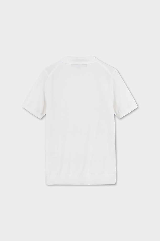 [여성] 코튼 폴로 반팔 스웨터 (화이트)는 부드러운 촉감의 면 소재로 제작되어 시원하고 편안한 착용감을 선사합니다. 레귤러 핏으로 제작되었으며, 신축성이 뛰어난 코튼사를 사용하여 활동성을 높였습니다. 깔끔한 폴로넥 디자인에 왼쪽 가슴 부분의 로고 자수 디테일이 돋보입니다. 베이직하고 캐주얼한 스타일로 데이트룩, 카페룩, 봄 소풍룩 등 다양한 TPO에 활용하기 좋습니다. 미니멀하고 클래식한 스타일을 즐기는 여성분들께 추천합니다.
