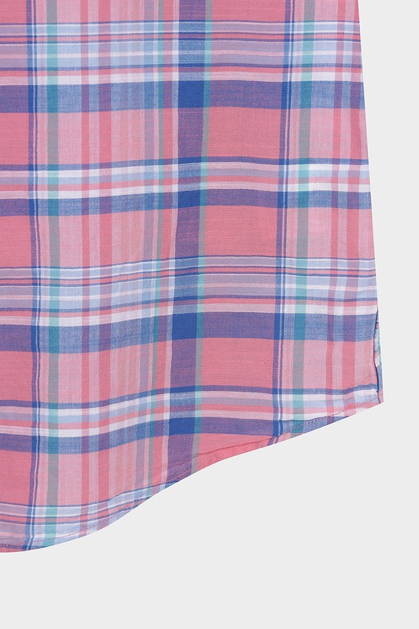 마드라스 스포츠셔츠 (핑크)는 클래식과 캐주얼 스타일을 넘나드는 남성용 스포츠셔츠입니다. 봄, 여름 시즌에 어울리는 긴 소매 셔츠로, 데이트룩, 카페룩, 모임룩 등 다양한 TPO에 활용할 수 있습니다. 면 소재의 레귤러핏 셔츠로, 버튼다운 칼라 디자인과 칼라 끝 부분의 작은 주름 디테일이 특징입니다. 핑크 컬러의 마드라스 체크 패턴이 캐주얼한 무드를 더하며, 레귤러 기장으로 편안하게 착용할 수 있습니다. 미니멀한 스타일을 선호하는 남성분들께 추천합니다.
