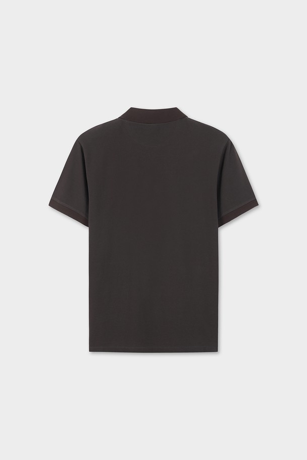 [Online Exclusive] 로고 코튼 피케 폴로셔츠 (차콜)는 남성만을 위해 디자인된 상의입니다. 봄, 여름 시즌에 어울리는 레귤러핏 반소매 폴로셔츠로, 차콜 컬러의 베이직하고 클래식한 스타일을 연출합니다. 부드러운 면 소재로 제작되어 편안한 착용감을 제공하며, 가슴 부분의 골든 풀 리스 자수 로고가 특징입니다. 데이트룩, 카페룩 등 다양한 TPO에 활용 가능하며, 클래식, 미니멀, 캐주얼 스타일을 즐기는 분들께 추천합니다.
