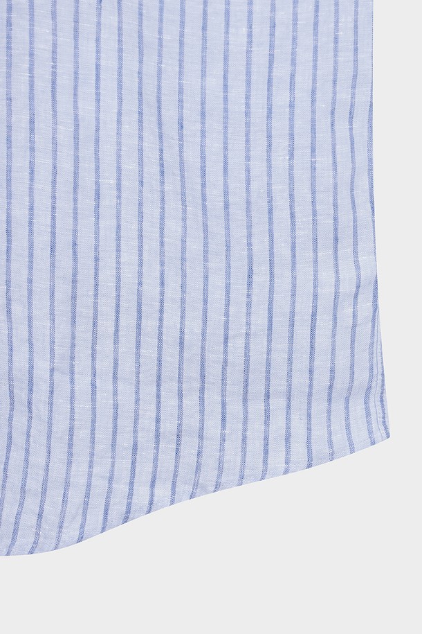 베어드 맥넛 아이리쉬 린넨 스트라이프 스포츠셔츠 (블루)는 부드러운 촉감의 린넨 소재로 제작되어 여름철에도 시원하게 착용 가능한 남성용 셔츠입니다. 클래식한 무드의 스트라이프 패턴과 릴랙스핏 디자인이 편안하면서도 세련된 스타일을 연출하며, 긴 소매 기장과 버튼다운 네크라인이 특징입니다. 왼쪽 가슴 포켓 디테일이 돋보이며, 베어드 맥넛 아이리쉬 린넨 원단을 사용하여 프리미엄 컬러 퀄리티를 자랑합니다. 데이트룩, 카페룩, 비즈니스 캐주얼 등 다양한 TPO에 활용 가능하며, 클래식, 미니멀, 캐주얼 스타일을 즐겨 입는 분들께 추천합니다. 얇은 두께의 셔츠로 흡습 및 속건 기능까지 갖춰 쾌적한 착용감을 선사합니다.
