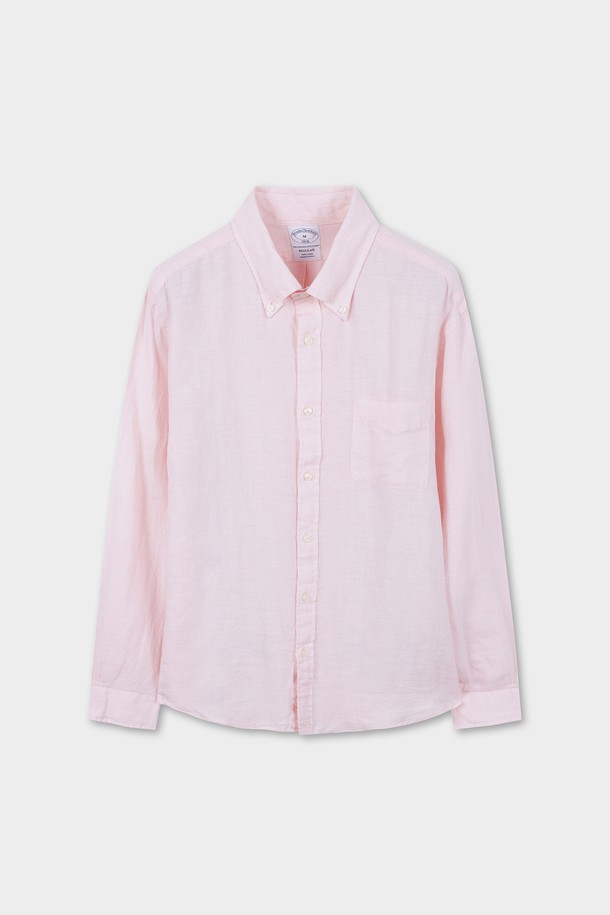 따뜻한 햇살을 담은 듯한 린넨 폴로버튼다운 셔츠 (오렌지) (BBTHMF8102FFM)입니다. 시원하고 통기성이 좋은 린넨 소재로 제작되어 여름철에도 쾌적하게 착용 가능합니다. 캐주얼 또는 클래식 스타일을 연출하기 좋으며, 휴가룩이나 여행룩에 매치하기 좋습니다. 레귤러핏과 릴랙스핏으로 편안한 착용감을 선사하며, 왼쪽 가슴 포켓과 칼라 끝단의 섬세한 주름 디테일이 돋보입니다. 버튼다운 칼라 디자인으로 깔끔한 멋을 더했습니다.
