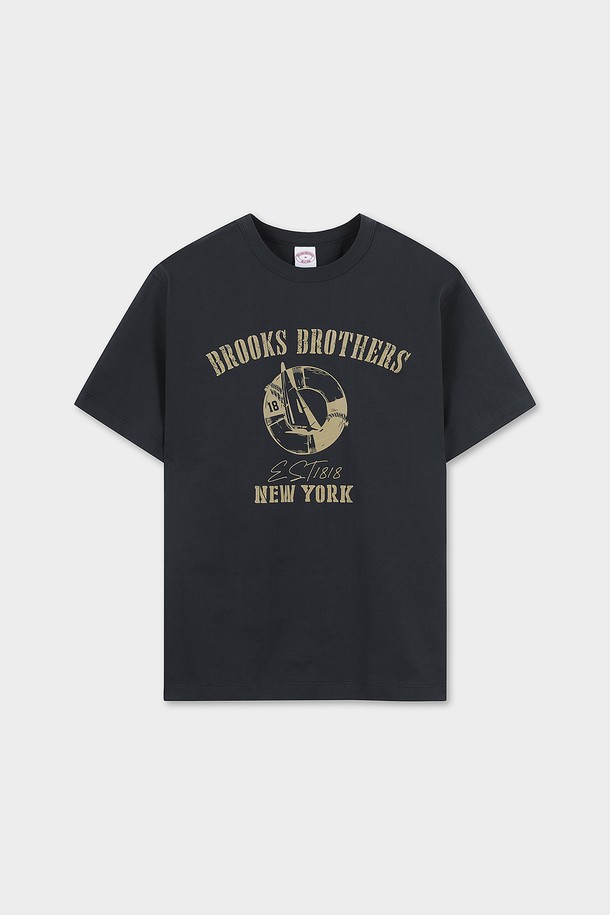 네이비 컬러의 레터링 그래픽 반팔 티셔츠입니다. 부드러운 면 저지 소재로 제작되어 편안한 착용감을 선사합니다. 캐주얼하고 베이직한 스타일로, 일상에서 폭넓게 활용하기 좋습니다. 그래픽 포인트 디자인으로 개성을 더했으며, 레귤러핏 라운드넥 디자인으로 깔끔한 실루엣을 연출합니다. 동네 마실룩이나 여행룩 등 편안한 스타일 연출에 용이합니다.
