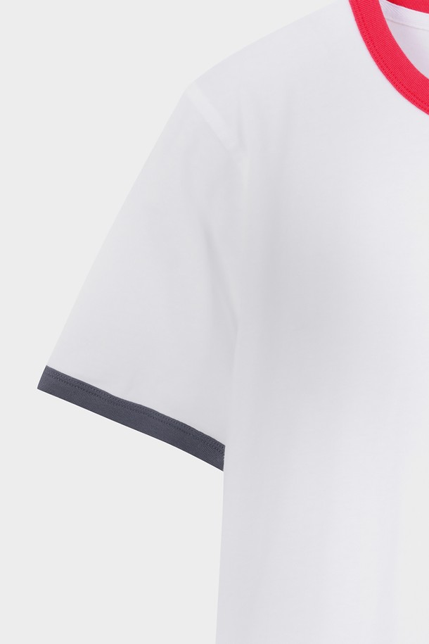 아메리카 그래픽 티셔츠 (화이트)는 캐주얼하고 미니멀한 스타일을 추구하는 남성을 위한 그래픽 티셔츠입니다. 봄, 여름에 착용하기 좋으며, 가슴 왼쪽에는 그래픽 프린트, 등면에는 프린팅 디테일이 더해져 포인트를 줍니다. 라운드넥, 반소매, 레귤러핏으로 편안한 착용감을 선사하며, 얇은 두께감과 부드러운 면 소재로 제작되어 활동성이 좋습니다. 동네 마실룩이나 여행룩에 활용하기 좋은 베이직 아이템입니다.
