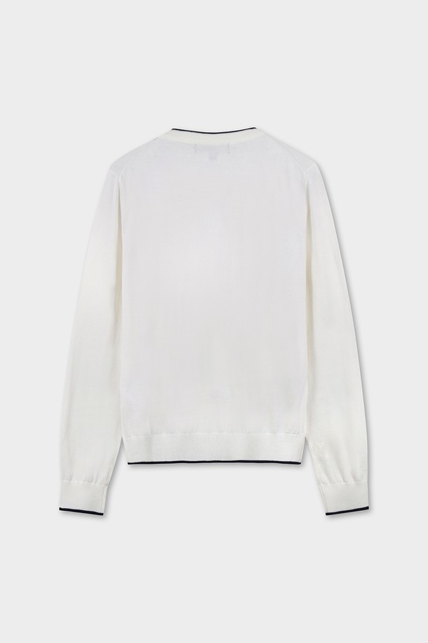 [여성] 코튼 배색 가디건 (화이트) (BBWCWB102AAFS)는 부드러운 면 소재로 제작되어 봄, 여름 시즌에 쾌적하게 착용할 수 있는 여성 가디건입니다. 라운드 넥과 긴 소매 디자인으로, 레귤러 핏의 베이직하고 클래식한 스타일을 연출합니다. 화이트 컬러 바탕에 배색 디테일이 더해져 미니멀하면서도 세련된 느낌을 줍니다. 버튼 여밈과 립 디테일, 브랜드 로고 자수 디테일이 특징이며, 데이트룩이나 카페룩 등 다양한 TPO에 활용 가능합니다.
