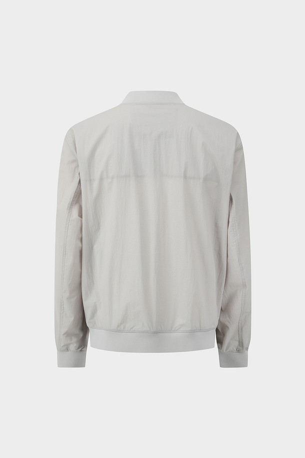 라이트 그레이 색상의 라이트 웨이트 봄버 재킷입니다. 남성용으로, 캐주얼, 스포티, 미니멀 스타일을 연출하기 좋습니다. 봄 시즌에 적합하며, 얇고 부드러운 촉감의 나일론, 면, 린넨, 폴리우레탄 혼방 소재로 제작되었습니다. 릴랙스 핏에 긴 소매, 집업 여밈 방식을 갖추었으며, 소매 밴딩과 신축성, 통기성이 특징입니다. 산책룩, 여행룩에 활용하기 좋은 아이템입니다.
