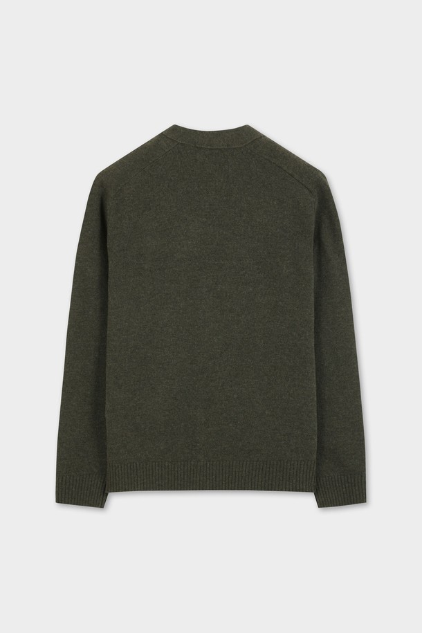 **울 가디건 (카키) (BBWCMBF405)**

가을, 겨울 시즌에 어울리는 베이직하고 클래식한 스타일의 울 가디건입니다. 두꺼운 두께감으로 보온성을 높였으며, 라글란 소매 디자인으로 편안한 착용감을 선사합니다. 부드러운 V넥 라인과 싱글 버튼 여밈으로 깔끔한 실루엣을 연출하며, 골든 플리스 로고 디테일이 은은한 포인트를 더합니다. 데일리룩에 활용하기 좋은 레귤러핏 카키 컬러의 울 가디건입니다.
