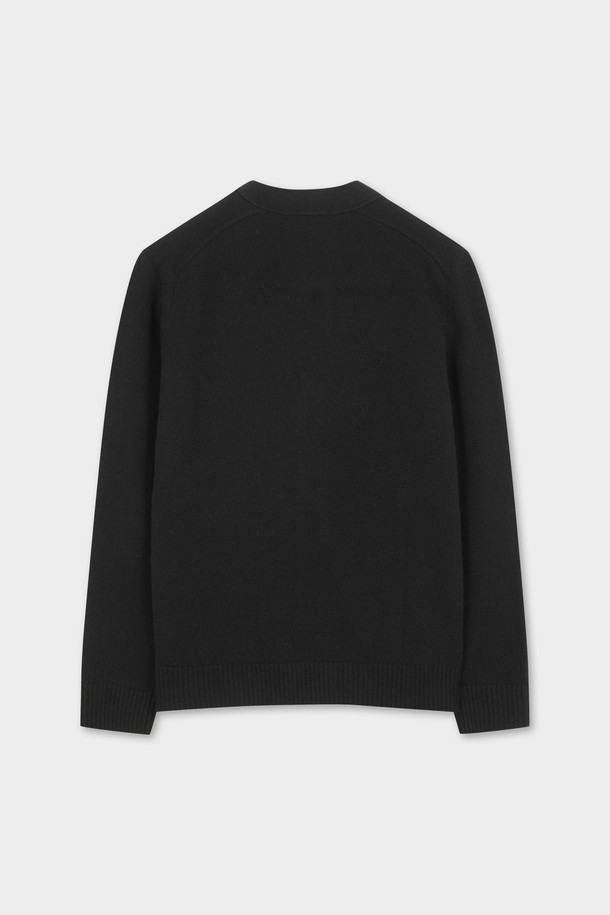 블랙 컬러의 울 가디건 (울 가디건 (블랙) (BBWCMBF405))입니다. 여성용으로 가을, 겨울에 착용하기 좋은 두꺼운 두께감의 긴 소매 크롭 기장 가디건입니다. 부드러운 촉감의 울 소재로 제작되었으며, 베이직하고 미니멀한 스타일을 연출합니다. V넥 라인에 버튼 여밈 방식이며, 포켓 디테일이 있어 실용성을 더했습니다. 겨울 데일리룩, 모임룩, 데이트룩 등 다양한 TPO에 활용할 수 있는 아이템입니다.
