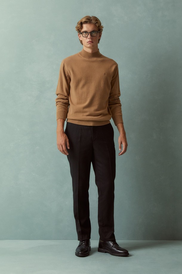 부드러운 촉감의 울캐시미어 솔리드 하프넥 스웨터 (베이지) (BBWUMBF404)입니다. 울 90%, 캐시미어 10% 혼방 소재로 제작되어 가을과 겨울에 따뜻하게 착용하기 좋습니다. 베이직한 스타일로 다양한 룩에 매치하기 용이하며, 하프넥 디자인으로 세련된 분위기를 연출합니다. Golden Fleece 로고 디테일이 돋보이며, 데일리룩, 오피스룩, 모임룩 등 TPO에 구애받지 않고 활용할 수 있습니다. 클래식, 미니멀, 캐주얼 스타일을 즐겨 입는 분들께 추천합니다.
