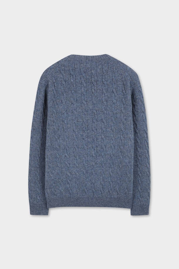 [Online Exclusive] 셔틀랜드 케이블 풀오버 (블루) (BBWRMOF410)는 클래식하고 베이직한 스타일을 추구하는 남성 고객을 위한 제품입니다. 셔틀랜드 울 소재로 제작되어 부드러운 촉감과 두꺼운 두께로 따뜻함을 제공하며, 가을/겨울 시즌에 착용하기 좋습니다. 라운드넥과 레귤러핏 디자인, 긴소매 기장으로 출근룩, 비즈니스 캐주얼, 모임룩 등 다양한 TPO에 활용 가능합니다. 케이블 패턴이 돋보이는 블루 컬러의 풀오버는 미니멀, 캐주얼 스타일을 선호하는 고객에게 적합합니다. 온라인에서만 만나볼 수 있는 특별한 아이템입니다.
