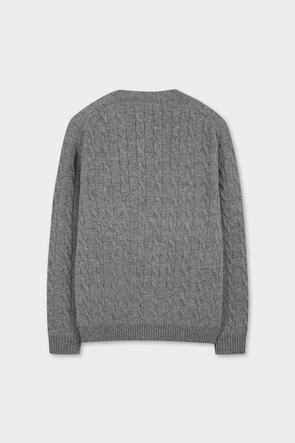 온라인 전용 셔틀랜드 케이블 풀오버는 부드러운 셔틀랜드 울 소재로 제작되어 가을과 겨울에 따뜻하게 착용할 수 있습니다. 클래식하고 베이직한 디자인에 그레이 컬러, 레귤러핏 라운드넥으로 제작되어 출근룩, 비즈니스 캐주얼, 모임룩 등 다양한 TPO에 활용 가능합니다. 케이블 패턴과 긴소매 기장, 두꺼운 두께감으로 포근함을 더하며, 미니멀, 캐주얼 스타일을 즐겨 입는 남성분들께 추천합니다. 
