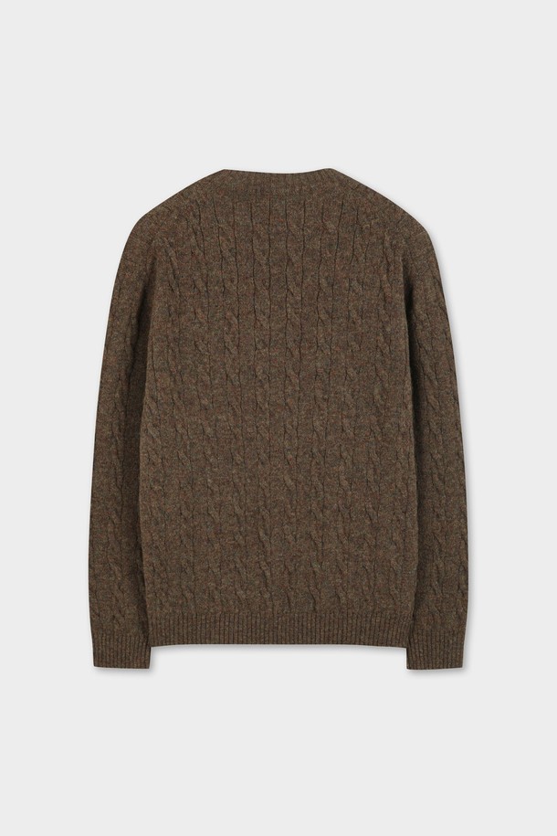 온라인 전용 셔틀랜드 케이블 풀오버 (브라운) (BBWRMOF410)는 가을과 겨울에 따뜻하게 입을 수 있는 남성용 니트 스웨터입니다. 셔틀랜드 울 소재로 제작되어 부드러운 촉감과 뛰어난 보온성을 제공합니다. 클래식하고 베이직한 스타일의 라운드넥 디자인에, 레귤러핏과 레귤러 기장으로 편안한 착용감을 선사합니다. 케이블 패턴과 긴소매가 특징이며, 출근룩과 비즈니스 캐주얼, 캐주얼 등 다양한 스타일 연출에 활용할 수 있습니다. 
