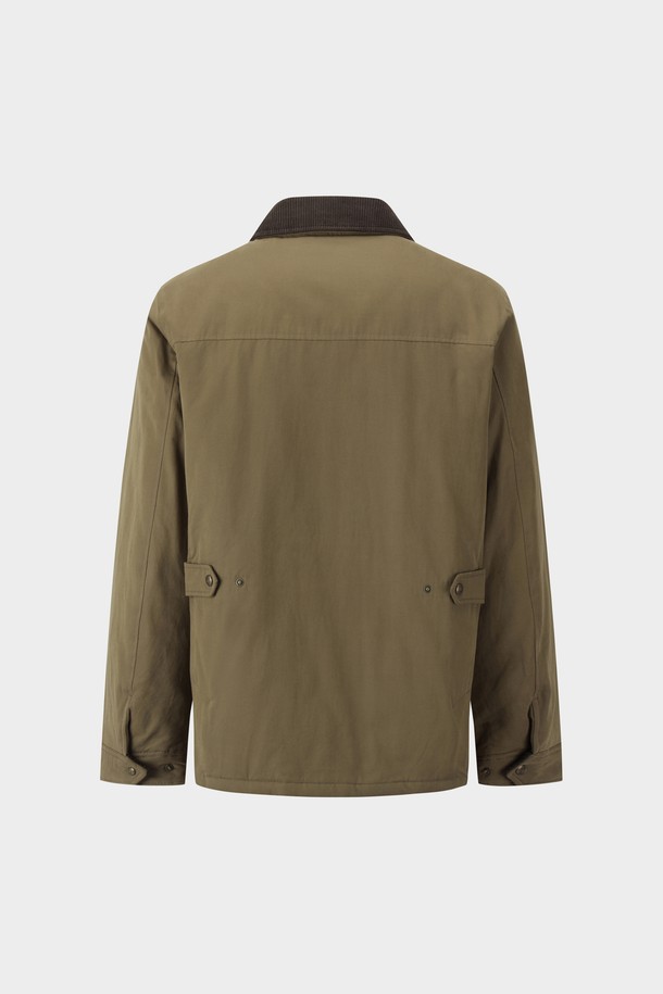 베이직한 디자인의 헌팅필드 재킷입니다. 튼튼한 면 소재로 제작되어 가을, 겨울 시즌에 착용하기 좋습니다. 베이지 컬러의 무지 디자인으로 다양한 스타일 연출에 용이하며, 넉넉한 레귤러 핏으로 편안한 착용감을 제공합니다. 카라 디테일과 포켓 디테일이 돋보이며, 버튼 여밈 방식으로 클래식한 무드를 더했습니다. 캐주얼, 클래식, 미니멀 스타일을 즐겨 입는 남성분들께 추천하며, 가을 나들이룩, 겨울 데일리룩, 동네 마실룩 등 폭넓게 활용할 수 있습니다.
