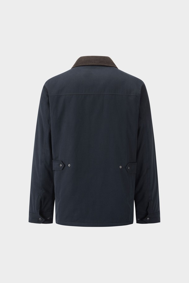 네이비 컬러의 헌팅필드 점퍼 (BBOPMBF401)입니다. 남성용 아우터로, 봄, 가을 간절기에 적합하며 클래식한 스타일을 연출합니다. 블랙와치 패턴과 부위별 코듀로이 소재, 피치가공으로 고급스러운 디자인을 더했습니다. 두꺼운 두께감과 부드러운 촉감의 폴리에스터, 코튼, 나일론, 코듀로이 혼방 소재를 사용했으며, Thermore 충전재와 블랙와치 패턴 안감으로 보온성을 높였습니다. 버튼 여밈 방식의 레귤러 기장 긴소매 헌팅 재킷으로, 데이트룩, 출근룩, 가을 나들이룩 등 다양한 TPO에 활용 가능합니다. 클래식, 미니멀, 워크웨어 스타일을 즐기는 분들께 추천합니다.
