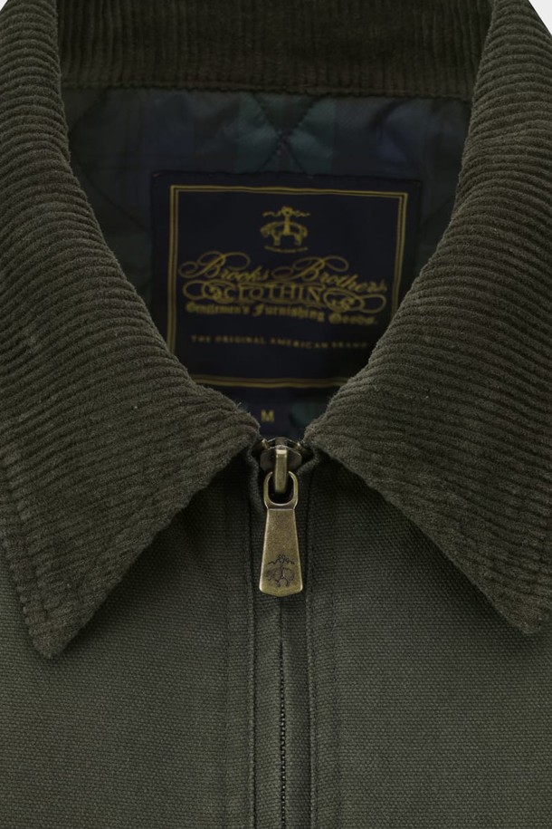 [HERITAGE] 워시드 워크 재킷 (카키) (BBOPMHF306)은 캐주얼, 워크웨어, 미니멀 스타일을 추구하는 남성들을 위한 아우터입니다. 봄, 가을에 어울리는 중간 두께의 면 소재로 제작되었으며, 워싱 가공을 통해 부드러운 촉감을 제공합니다. 레귤러핏으로 제작되었으며, 긴 소매와 칼라, 포켓 디테일이 특징입니다. 집업 여밈 방식과 무지 패턴으로 심플함을 더하여 다양한 가을 나들이룩에 활용하기 좋습니다. 카키 컬러의 워시드 워크 재킷은 당신의 스타일을 더욱 돋보이게 해줄 것입니다.
