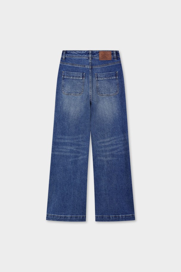 [여성] 포켓 데님 (블루) (BBPDWBF502)는 캐주얼하고 미니멀한 스타일을 추구하는 여성들을 위한 데님 팬츠입니다. 봄, 여름, 가을 계절에 적합하며, 데이트룩과 쇼핑룩에 잘 어울립니다. 루즈핏 와이드 크롭 기장으로 편안하면서도 스타일리시한 연출이 가능합니다. 뻣뻣한 데님 소재에 무지 패턴, 포켓 디테일이 더해져 베이직하면서도 실용적인 디자인을 완성합니다.
