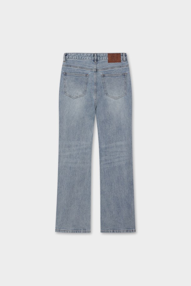 [여성] 플레어 데님 (블루)은 캐주얼한 스타일을 연출하기 좋은 여성 데님 팬츠입니다. 봄, 여름, 가을 계절에 적합하며, 데이트룩과 쇼핑룩에 잘 어울립니다. 루즈핏 플레어 디자인으로 편안하면서도 스타일리시한 느낌을 주며, 크롭 기장으로 시원하게 착용 가능합니다. 무지 패턴에 블루 컬러로 미니멀하고 클래식한 분위기를 더해줍니다. 데님 소재로 제작되어 튼튼하고 오랫동안 즐겨 입을 수 있습니다.
