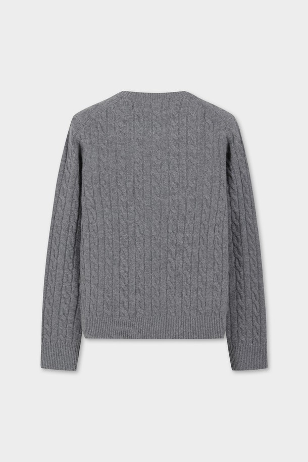 **[여성] 울 케이블 스웨터 (그레이) (BBWRWBF401)**

부드러운 울 소재로 제작되어 포근한 착용감을 선사하는 여성용 케이블 스웨터입니다. 쌀쌀한 가을과 겨울에 따뜻하게 입기 좋으며, 베이직하고 클래식한 스타일로 다양한 룩에 매치하기 좋습니다. 레귤러핏에 라운드넥 디자인으로 편안하게 착용할 수 있으며, 긴 소매와 두꺼운 두께감으로 보온성을 높였습니다. 일상, 카페, 모임 등 다양한 TPO에 활용 가능한 아이템으로, 미니멀, 클래식, 캐주얼 스타일을 즐겨 입는 분들께 추천합니다.
