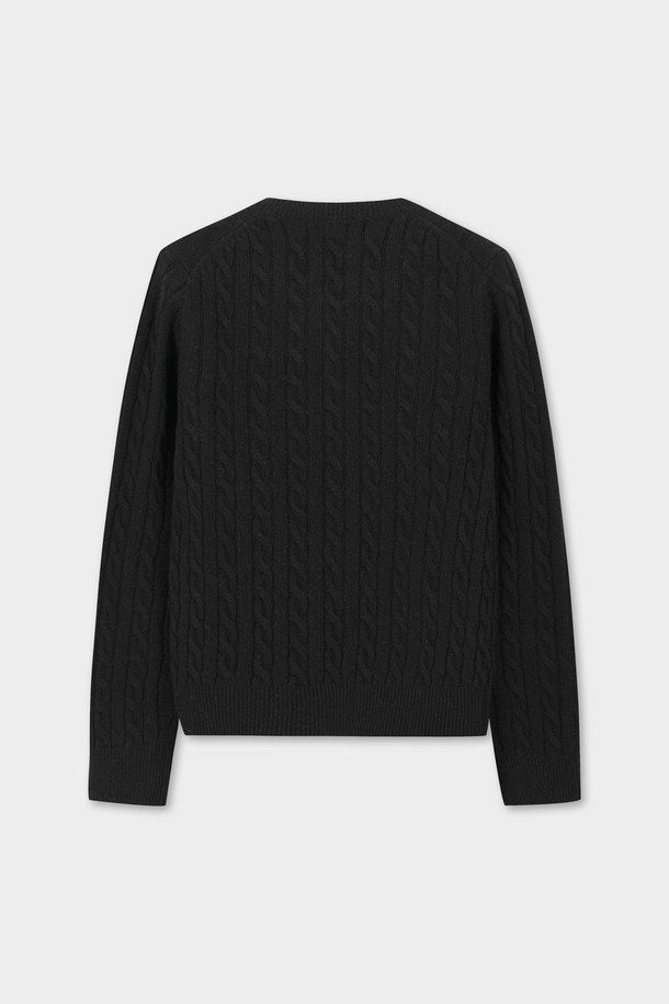 **[여성] 울 케이블 스웨터 (블랙) (BBWRWBF401)**

부드러운 촉감의 울 소재로 제작된 여성용 블랙 컬러 케이블 스웨터입니다. 라운드넥 디자인과 긴 소매 기장으로 가을, 겨울 시즌에 따뜻하게 착용하기 좋습니다. 레귤러핏으로 제작되어 편안한 착용감을 선사하며, 클래식하고 베이직한 스타일을 연출합니다. 두꺼운 두께감과 골든플리스 로고 디테일이 특징이며, 겨울 데일리룩, 모임룩, 카페룩 등 다양한 TPO에 활용 가능합니다. 미니멀, 캐주얼 스타일을 선호하는 여성분들께 추천합니다.
