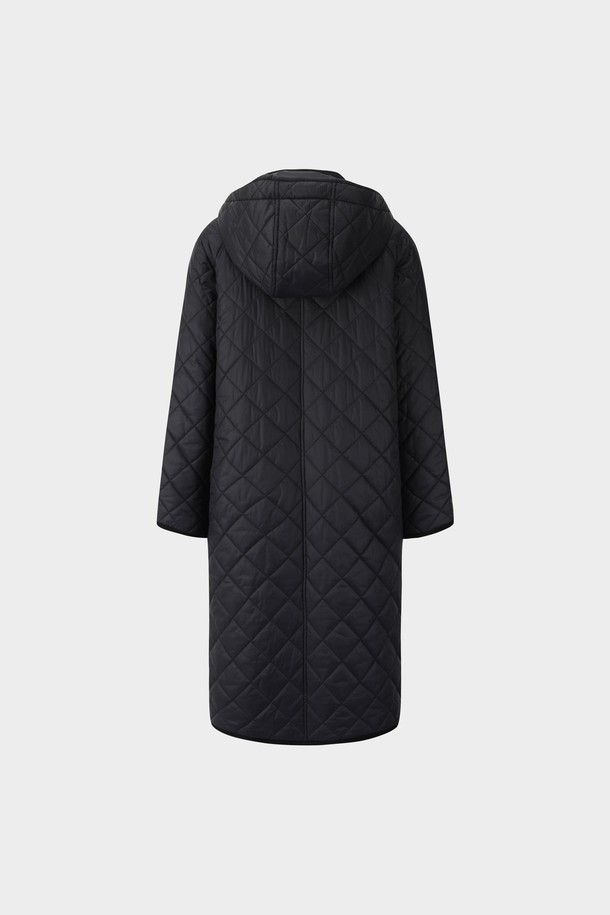 [여성] 후드퀼팅점퍼 (블랙) (BBOPWBF402)는 겨울철 추위를 막아줄 릴랙스핏의 캐주얼 점퍼입니다. 다이아몬드 퀼팅 패턴과 탈부착 가능한 후드로 디자인되어, 보온성을 높였습니다. 넉넉한 두께감과 긴 소매 기장으로 포근함을 더하며, 집업 방식과 골든플리스 로고 디테일이 돋보입니다. 나일론 소재로 제작되어 가볍고 편안하며, 일상, 산책, 집콕 등 다양한 TPO에 활용하기 좋습니다. 미니멀, 캐주얼, 클래식 스타일을 즐기는 여성에게 추천합니다.
