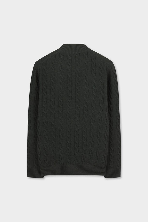 온라인 전용 [Online Exclusive] 반집업 케이블 스웨터 (다크그린) (BBWZMOF411)는 가을과 겨울, 베이직하고 클래식한 스타일을 연출하기 좋은 남성용 상의입니다. 두꺼운 두께감의 울 소재로 제작되어 부드러운 촉감을 선사하며, 레귤러 핏과 긴소매, 반집업 네크라인이 특징입니다. 다크그린 컬러의 케이블 패턴이 돋보이며, 출근룩, 비즈니스 캐주얼, 모임룩 등 다양한 TPO에 활용 가능합니다. 미니멀하고 클래식한 스타일을 선호하는 남성분들에게 추천하는 아이템입니다.
