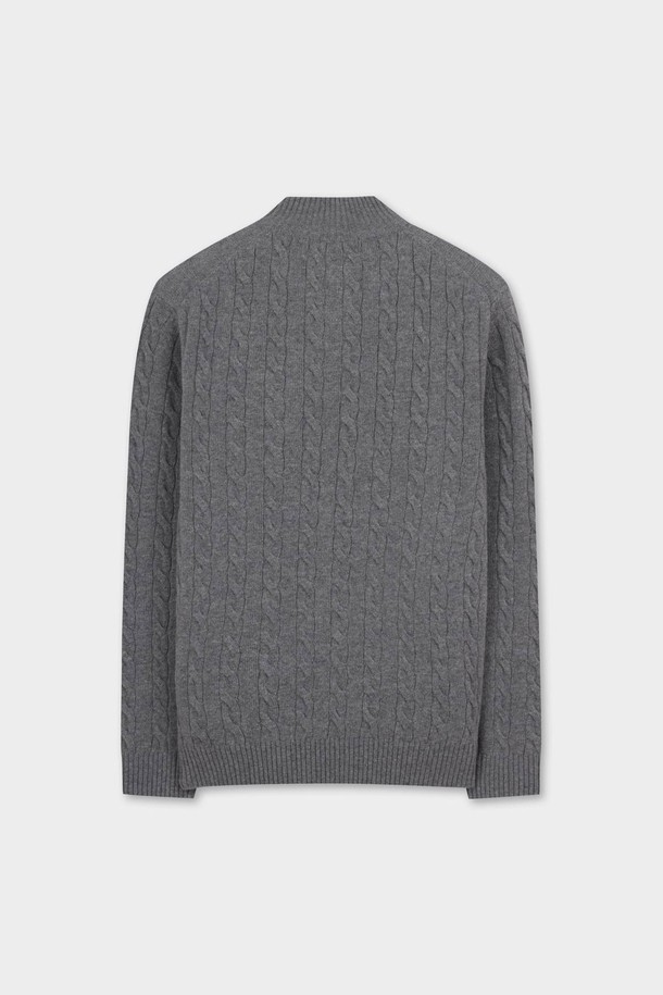 온라인 전용 [Online Exclusive] 반집업 케이블 스웨터 (그레이)는 남성용 니트/스웨터입니다. 클래식하고 베이직한 스타일로, 가을과 겨울에 착용하기 좋습니다. 부드러운 울 소재에 두꺼운 두께감으로 따뜻함을 더하며, 레귤러핏과 반집업 네크라인이 편안한 착용감을 선사합니다. 케이블 패턴과 긴소매 디자인으로, 출근룩 및 비즈니스 캐주얼에 활용하기 좋습니다.
