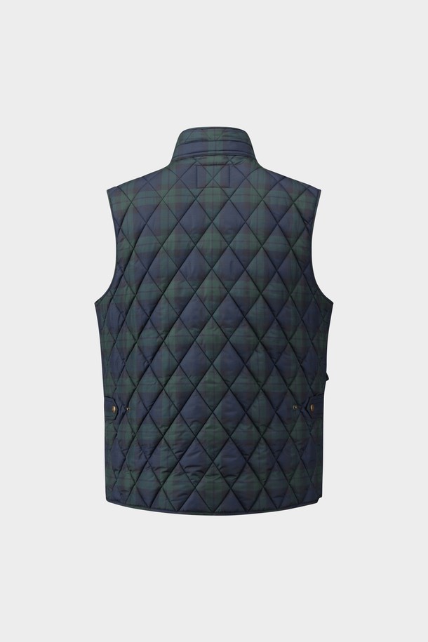 "퀼팅베스트 (멀티) (BBVPMBF401)"는 간절기에 활용하기 좋은 여성용 퀼팅 베스트입니다. 부드러운 폴리에스테르 소재로 제작되어 편안한 착용감을 제공하며, 써모어 패딩을 사용하여 보온성을 높였습니다. 캐주얼, 베이직 스타일을 기반으로 하며, 퀼팅 패턴이 돋보이는 디자인입니다. 레귤러핏과 버튼 여밈 방식으로, 가을 나들이룩이나 겨울 데일리룩에 클래식하고 미니멀한 무드를 더해줍니다. 민소매 기장으로 다양한 상의와 레이어드하기 좋습니다.
