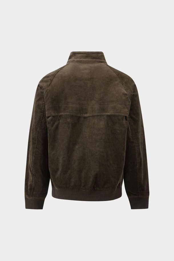 코듀로이 헤링턴 점퍼 (브라운) (BBOTMBF302)는 가을과 겨울에 어울리는 클래식하고 캐주얼한 스타일의 아우터입니다. 부드러운 촉감의 코듀로이 소재에 레귤러핏으로 제작되어 편안한 착용감을 제공합니다. 집업 스타일로 간편하게 입고 벗을 수 있으며, 소매와 밑단 립 디테일, 블랙워치 패턴 안감, 자수 로고 디테일이 특징입니다. 일상, 가을 나들이, 데이트 등 다양한 TPO에 활용하여 클래식, 캐주얼, 미니멀 무드를 연출할 수 있습니다. 두꺼운 두께감으로 보온성을 높여 겨울철에도 따뜻하게 입을 수 있습니다.
